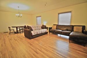 Ein Sitzbereich in der Unterkunft Peach Tree Inn & Suites