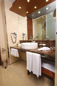 A bathroom at Holiday Inn Ankara-Kavaklidere by IHG