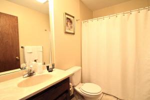 Ein Badezimmer in der Unterkunft Peach Tree Inn & Suites