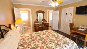 Ein Bett oder Betten in einem Zimmer der Unterkunft Peach Tree Inn & Suites