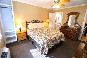 Ein Bett oder Betten in einem Zimmer der Unterkunft Peach Tree Inn & Suites