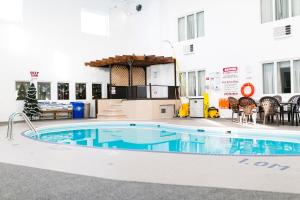 una grande piscina al centro di un edificio di Victoria Inn Flin Flon a Flin Flon