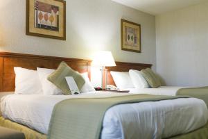 Postel nebo postele na pokoji v ubytování Victoria Inn Flin Flon