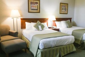 Postel nebo postele na pokoji v ubytování Victoria Inn Flin Flon