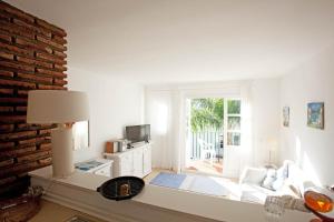 een woonkamer met een witte bank en een raam bij Benavista Studio in Estepona