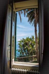 een raam met uitzicht op de oceaan vanuit een huis bij Town House Messina Paradiso in Messina