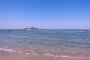 ein Strand mit zwei Booten im Wasser in der Unterkunft Torre Riviera in La Manga del Mar Menor