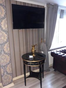 a black table in a living room with a television at Eleonora Apartment in Winterberg