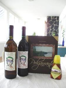 two bottles of wine sitting next to a box at Pohjanranta Cottages in Keminmaa