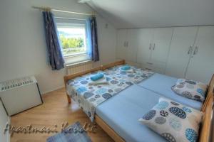 Posteľ alebo postele v izbe v ubytovaní Apartman Kondić Omišalj