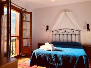 a bedroom with a blue bed with a canopy at Hotel San Francisco Rural in Aballe