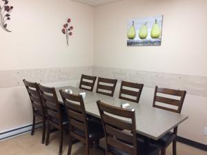- une salle à manger avec une table et des chaises dans l'établissement Auberge La Tanière, à Tadoussac
