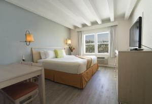 Кровать или кровати в номере Broadmore Miami Beach