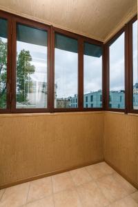 キーウにあるквартираの窓付きの空き部屋で、市街の景色を望めます。