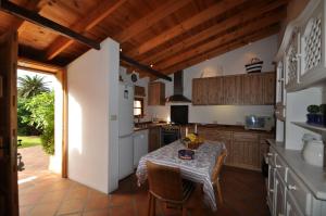 ロス・シロスにあるCasa"La Gomera"のテーブル付きのキッチン、木製の天井が備わるキッチン