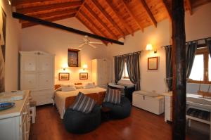ロス・シロスにあるCasa"La Gomera"のベッドルーム1室(ベッド1台、椅子2脚付)