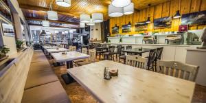 Reštaurácia alebo iné gastronomické zariadenie v ubytovaní Riverside