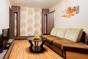- un salon avec un canapé et une table dans l'établissement Apartment TwoPillows on Mayakovskogo 3, à Vorkuta