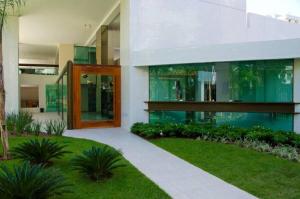 un gran edificio blanco con una puerta y un patio en Flat Futuro Prince Premium, en Recife
