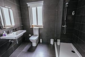 W łazience znajduje się toaleta, umywalka i prysznic. w obiekcie Ghand in-Nanna B&B w mieście Mellieħa