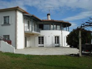 Casa blanca con balcón en la parte superior. en Casa Da Bela Vista, en Viana do Castelo