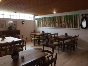 ニデッケンにあるHotel Haus Mühlbachの木製のテーブルと椅子のあるダイニングルーム