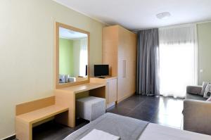 Televízia a/alebo spoločenská miestnosť v ubytovaní Krotiri Resort