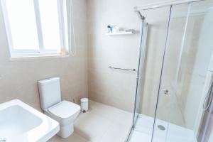 La salle de bains est pourvue d'une douche, de toilettes et d'un lavabo. dans l'établissement Ghand in-Nanna B&B, à Mellieħa