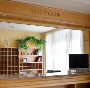 TV a/nebo společenská místnost v ubytování Hotel Río Cabia