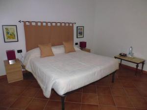 ランペドゥーザにあるCasa Cala Cretaのベッドルーム1室(大型ベッド1台、木製ヘッドボード付)