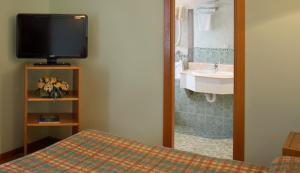 TV a/nebo společenská místnost v ubytování Hotel Río Cabia