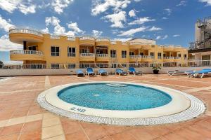 budynek z basenem przed budynkiem w obiekcie Ocean Pearl Apartment w mieście Puerto de Santiago