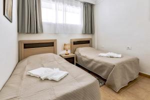 Pokój z 2 łóżkami i oknem w obiekcie Ocean Pearl Apartment w mieście Puerto de Santiago +37 zdjęć