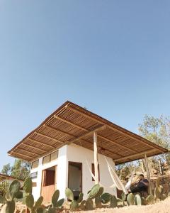 洛斯桑托斯的住宿－Hostal Juan Palitos，顶部有遮阳篷的小房子