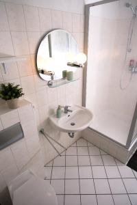 ルッケンヴァルデにあるAnnes Pensionのバスルーム(洗面台、トイレ、鏡付)