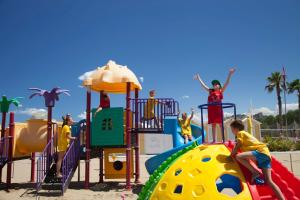 un grupo de niños jugando en un parque infantil en Hotel Cannes - in pieno centro, en Riccione