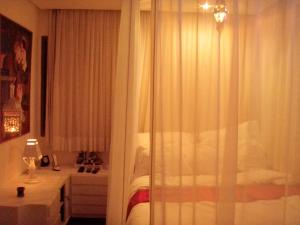 sypialnia z łóżkiem i przesuwnymi szklanymi drzwiami w obiekcie SSA001 - Cobertura de luxo para 2 pessoas em Salvador w mieście Salvador