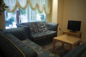 Televízia a/alebo spoločenská miestnosť v ubytovaní Hotel Cannes - in pieno centro
