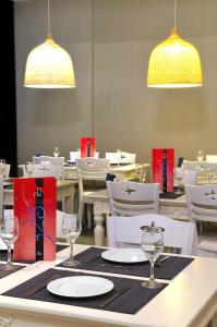 Reštaurácia alebo iné gastronomické zariadenie v ubytovaní Krotiri Resort