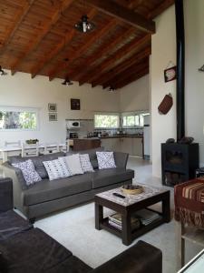 sala de estar con sofá y mesa en Los Pinos - Costa del Este - Casa 6 personas en Costa del Este