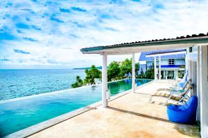 una casa con piscina junto al océano en Amatoa Resort, en Bira