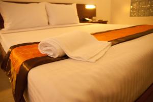 Postel nebo postele na pokoji v ubytování M Suites Hotel