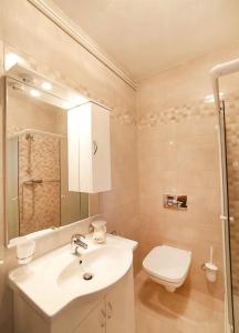 Bathroom sa Apartments Andela