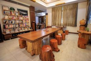 Green Park Homestay في ليودونغ: غرفة مع طاولة خشبية وبعض الخشب
