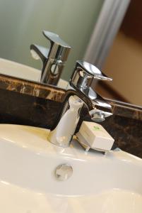 A bathroom at Holiday Inn Ankara-Kavaklidere by IHG