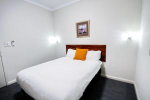 Postel nebo postele na pokoji v ubytování Gallery Hotel