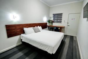 Postel nebo postele na pokoji v ubytování Gallery Hotel