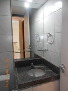 y baño con lavabo y espejo. en Luxuoso Quarto E Sala Mobiliado, en Recife