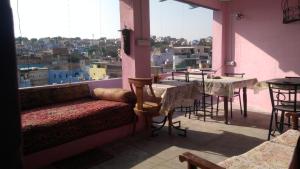 Habitación con sofá, mesa y ventana en Amar Niwas Homestay Guesthouse en Jodhpur