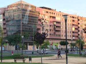 Fotografia z galérie ubytovania Apartamento Teatinos con piscina espectacular, aire acondicionado en salón-comedor y ventiladores en habitaciones v destinácii Málaga